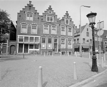 881068 Gezicht op de voorgevels van de panden Loeff Berchmakerstraat 48-50 (Historisch Kostuum Museum) te Utrecht.